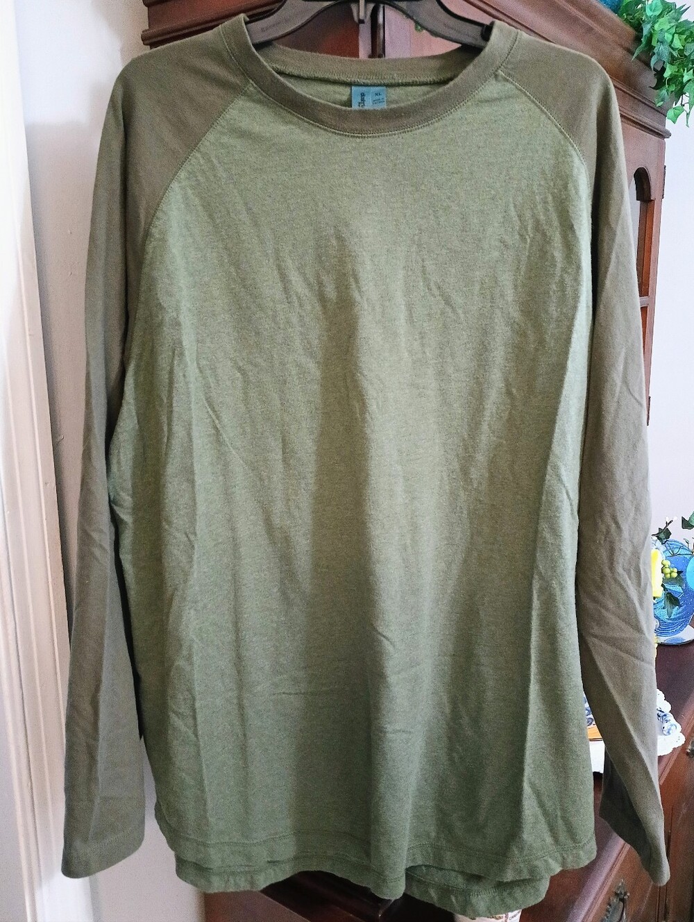 NWOT District Threads Avocado Green Color Block Long Sleeve T-Shirt (XL)